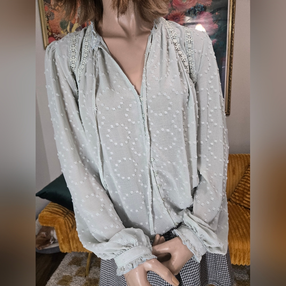 Ces Femme Light Green Textured Peasant Blouse.  Pristine Condition.